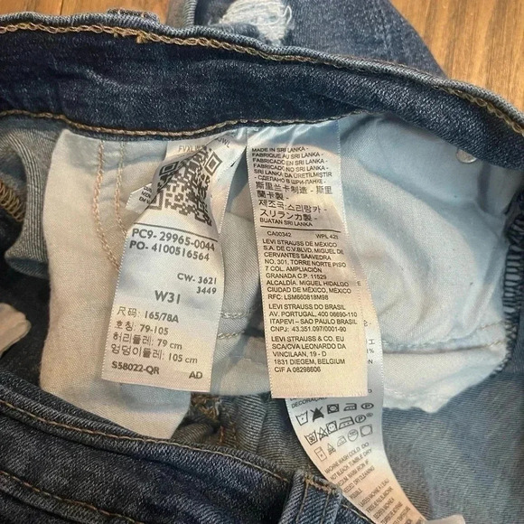 Levi’s Mid Length Denim Blue Distressed Shorts Women’s size W31/ Size 12 - Picture 10 of 11